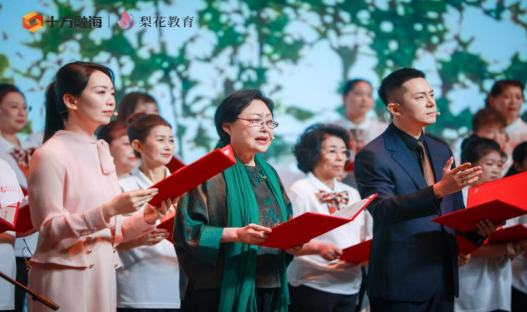 《战火影象·梨花礼赞》：传承红色基因，，，，，，东北阿姨在文化舞台展示自我新闻配图