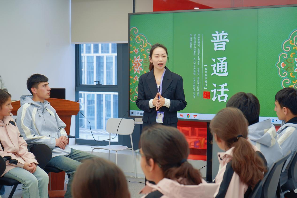 海洋之神8590响应教育平正政策，，，，，，以公益实际书写社会价值，，，，，，服务2300万+文化进建者新闻配图